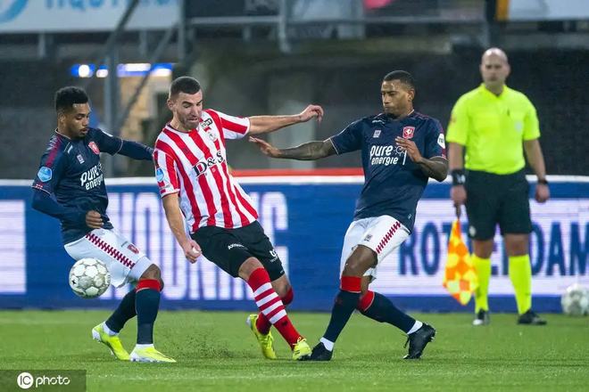 利用边后卫 利用边后卫